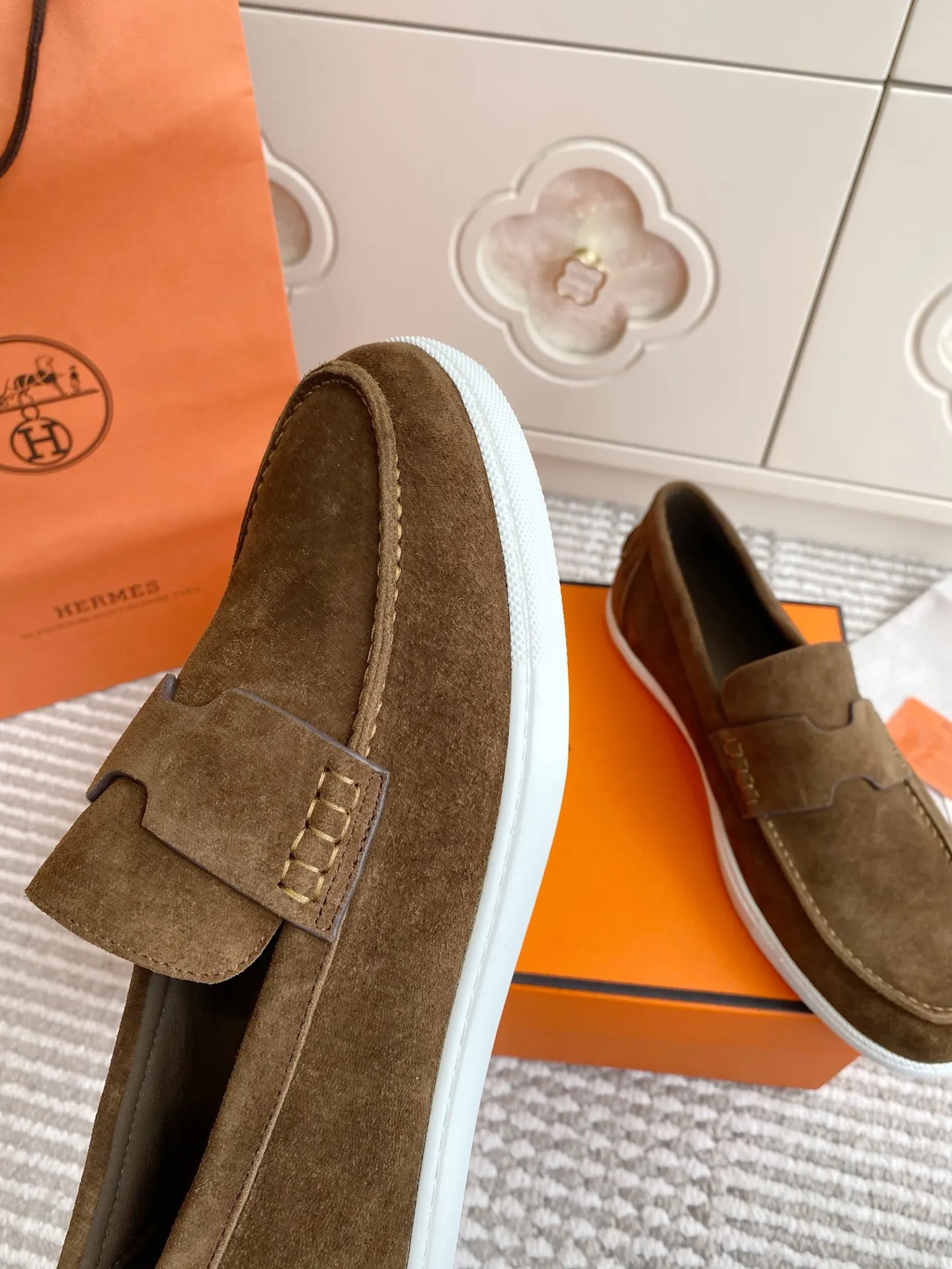 p560✨Hermes Couple Loafers｜Walking in the urban high-end, easily wearing Hermès temperament✨Who says luxury and comfort can’t have both?  This pair of H’s classic loafers really does it!  ▪️"Customized imported Yangjing fabric" is soft and delicate ▪️"Full sheepskin lining" + "soft-soled shoes" design. Your feet will be healed the moment you put them on~ It's like stepping on clouds☁️You won't feel tired after walking all day!  The iconic "H" buckle is low-key and luxurious. It is matched with a rubber outsole. It is lightweight and stylish. Whether you are commuting or shopping, you can easily achieve casual urban style🏙 Can be worn by couples. Full range of sizes, girls 35-41 | boys 39-45. Wear them together when going out. Sweet and high-end💑 Original mold opening. Details are in place. Those who understand will be attracted at a glance ️❤️ #Hermès loafers #coupleshoes #lightweight and versatile shoes